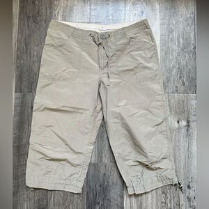 WOMENS COLUMBIA CAPRIS SIZE MEDIUM